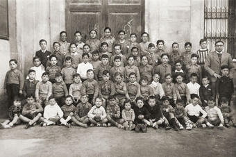 Memòria en ruta al Catllar – Grup escolar amb el mestre Sr. Pascual, 1936