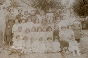 Memòria en ruta al Catllar – Grup escolar de nenes amb la mestra Teresa Mèlich, 1918