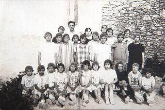 Memòria en ruta al Catllar – Grup escolar amb la mestra Dª Júlia, 1924-1925