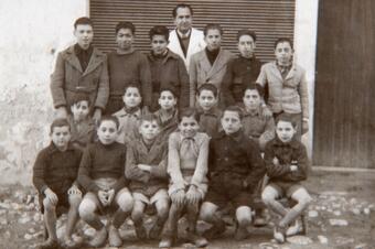 Memòria en ruta al Catllar – Grup escolar amb el mestre Sr. Secall, 1945-1946