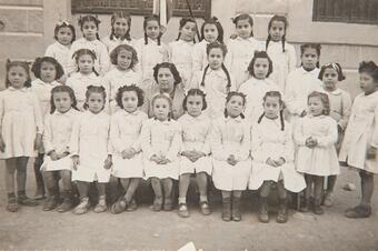 Memòria en ruta al Catllar – Grup escolar de nenes amb la mestra Mercè Vallverdú, 1944-1945