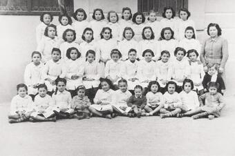Memòria en ruta al Catllar – Grup escolar amb la mestra Mercè Vallverdú, 1942