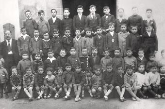Memòria en ruta al Catllar – Grup escolar amb el mestre Sr. Jordana, 1926