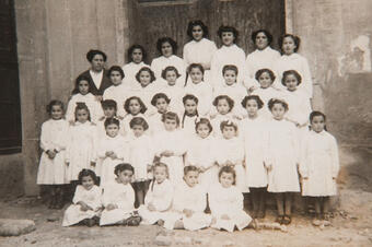 Memòria en ruta al Catllar – Grup escolar de nenes amb la mestra Mercè Vallverdú, 1951