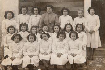 Memòria en ruta al Catllar – Grup escolar de nenes amb la mestra Mercè Vallverdú, 1945-1946
