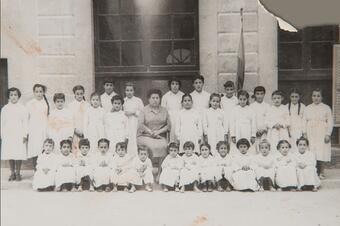 Memòria en ruta al Catllar – Grup escolar de nenes amb la mestra Mercè Vallverdú, 1954