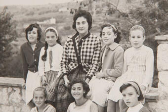 Memòria en ruta al Catllar – Estudiants de batxillerat amb la mestra Isabel Salort, 1959