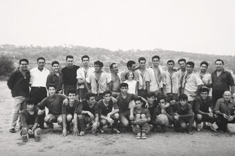 <p>1960. Partit de futbol de casats contra solters.</p> Memòria en ruta al Catllar – Partit de futbol de casats contra solters, 1960