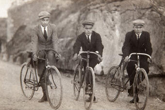 <p>1912. Mudats i en bicicleta.</p> Memòria en ruta al Catllar – Mudats i en bicicleta, 1912