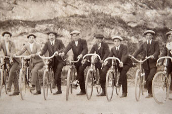 <p>1910-1912. Grup de joves en bicicleta.</p> Memòria en ruta al Catllar – Grup de joves en bicicleta, 1910-1912