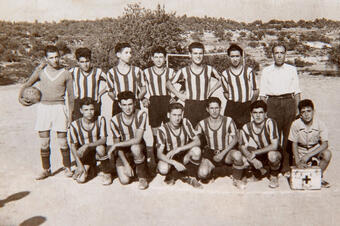 <p>1949. Equip de futbol.</p> Memòria en ruta al Catllar – Equip de futbol, 1949