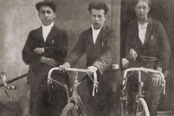 <p>1929. Pepito Salort, Joan Canela i Esteve Auvia, afeccionats a la bicicleta.</p> Memòria en ruta al Catllar – Pepito Salort, Joan Canela i Esteve Auvia, afeccionats a la bicicleta, 1929