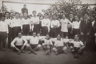 <p>1925. Equip de futbol local.</p> Memòria en ruta al Catllar – Equip de futbol local, 1925