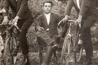 <p>1912. Afeccionats a la bicicleta.</p> Memòria en ruta al Catllar – Afeccionats a la bicicleta, 1912