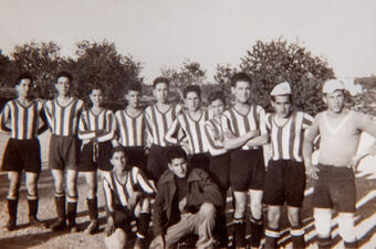 <p>1948-1949. Equip de futbol.</p> Memòria en ruta al Catllar – Equip de futbol, 1948-1949