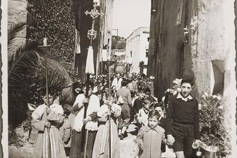 Memòria en ruta al Catllar – La processó de Fàtima pujant pel carrer Major, 1952
