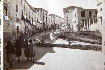 Memòria en ruta al Catllar – Replà de l'església i carrer de França, 1952