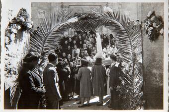 Memòria en ruta al Catllar – Arc de palmes davant de l'església, 1952