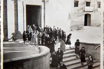 Memòria en ruta al Catllar – Sortint de l'església, 1952