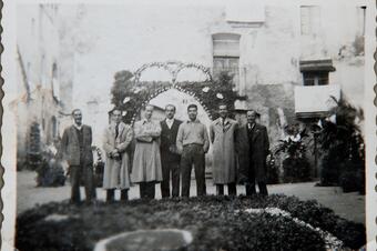 Memòria en ruta al Catllar – Grup de veïns a la plaça de la Vila, 1952