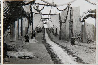 Memòria en ruta al Catllar – El carrer de França guarnit amb garlandes, 1952
