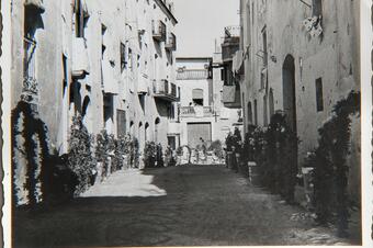 Memòria en ruta al Catllar – El carrer Major guarnit per a la visita de Fàtima, 1952