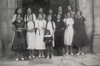 Memòria en ruta al Catllar – Grup de dones a l'entrada de l'església, 1929