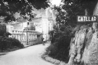 Memòria en ruta al Catllar – Un ciclista a l'entrada de la vila, 1959