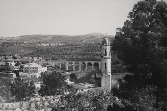 Memòria en ruta al Catllar – Vista parcial amb el campanar i el pont del tren, 1960