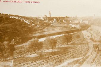 Memòria en ruta al Catllar – Vista general de la vila amb camins de terra i el campanar, cap al 1910