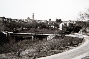 Memòria en ruta al Catllar – Vista general amb la carretera i el pont, 1967