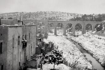 Memòria en ruta al Catllar – El riu i el pont del tren nevats, cap al 1950