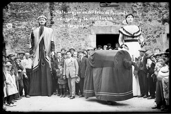 <p>Foto: Valentí Fargnoli Iannetta, domini públic, via Wikimedia Commons</p> Els gegants i la mulassa de la Festa Major de Sant Feliu de Pallerols