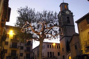 <p>Foto: Enfo, CC BY-SA 3.0, via Wikimedia Commons</p> Plaça de la Vila i campanar de Sant Quirze, Arbúcies