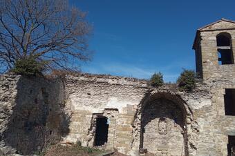 <p>Foto: Ivan bea, CC BY-SA 4.0, via Wikimedia Commons</p> Església en ruïnes de Sant Pere Sacosta, Sant Feliu de Pallerols