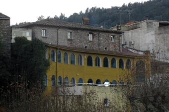 <p>Foto: Enfo, CC BY-SA 3.0, via Wikimedia Commons</p> Façana de la Gabella, seu del Museu Etnològic del Montseny, vora la riera d'Arbúcies