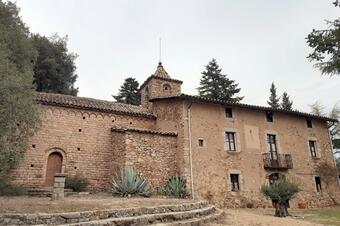 <p>Foto: Josep Maria Viñolas Esteva, CC BY 2.0, via Wikimedia Commons</p> Església romànica de Sant Cristòfol de Cerdans amb l'absis i el campanar, a Arbúcies