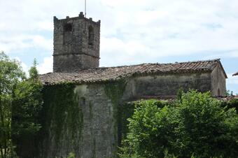Església de Sant Martí de Vinyoles amb el campanar, al vessant assolellat de la serra