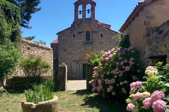 <p>Foto: Josep Maria Viñolas Esteva, CC BY-SA 4.0, via Wikimedia Commons</p> Església romànica de Sant Pere Cercada, amb el cimbori, enmig del bosc