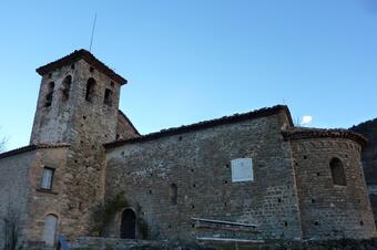 Església romànica de Santa Maria de les Llosses, amb l'absis i el campanar