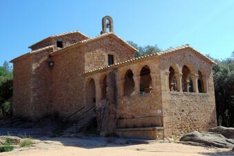 Façana del santuari de la Mare de Déu de Farners, al peu del castell