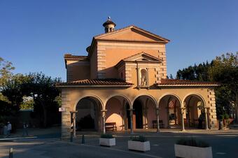 <p>Foto: Josep Maria Viñolas Esteva, CC BY-SA 4.0, via Wikimedia Commons</p> Santuari de la Pietat d'Arbúcies amb la cúpula i l'atri porticat de la façana
