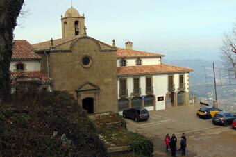 Santuari de la Salut, Sant Feliu de Pallerols: l'església i l'antic hostal