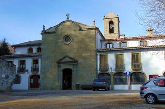 <p>Foto: Josep Maria Viñolas Esteva, CC BY-SA 4.0, via Wikimedia Commons</p> El Santuari de la Salut, a la cinglera del Collsacabra, Sant Feliu de Pallerols
