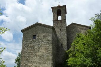 Façana i campanar del santuari de Santa Margarida de Vinyoles, a les Llosses