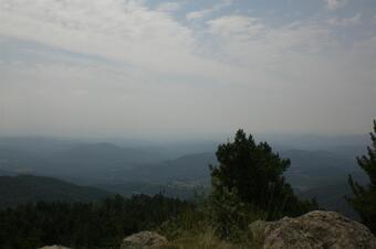Foto: EliziR, CC BY-SA 3.0, via Wikimedia Commons (millorada amb IA) Vista cap al sud-oest des del Puig Cornador, les Llosses