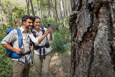 Excursionistes fent una ruta-joc amb el mòbil