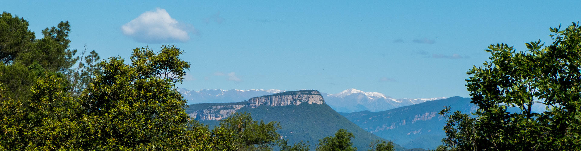 Muntanya de Rocacorba amb el Pirineu de fons. Bescanó.