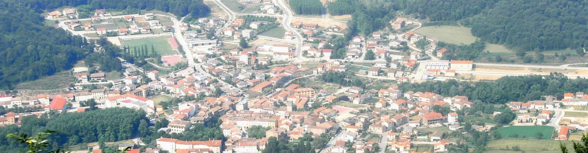 Vista de Sant Feliu de Pallerols i la vall d'Hostoles des del santuari de la Salut