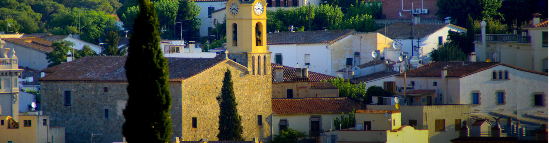 Església de la Santa Creu i poble de Cabrils.